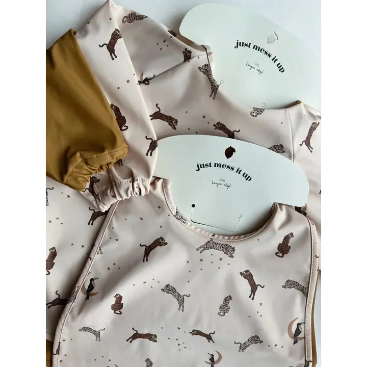 (KS2474) - 2 pack dinner bib with sleeves roar/ almond Konges Slojd