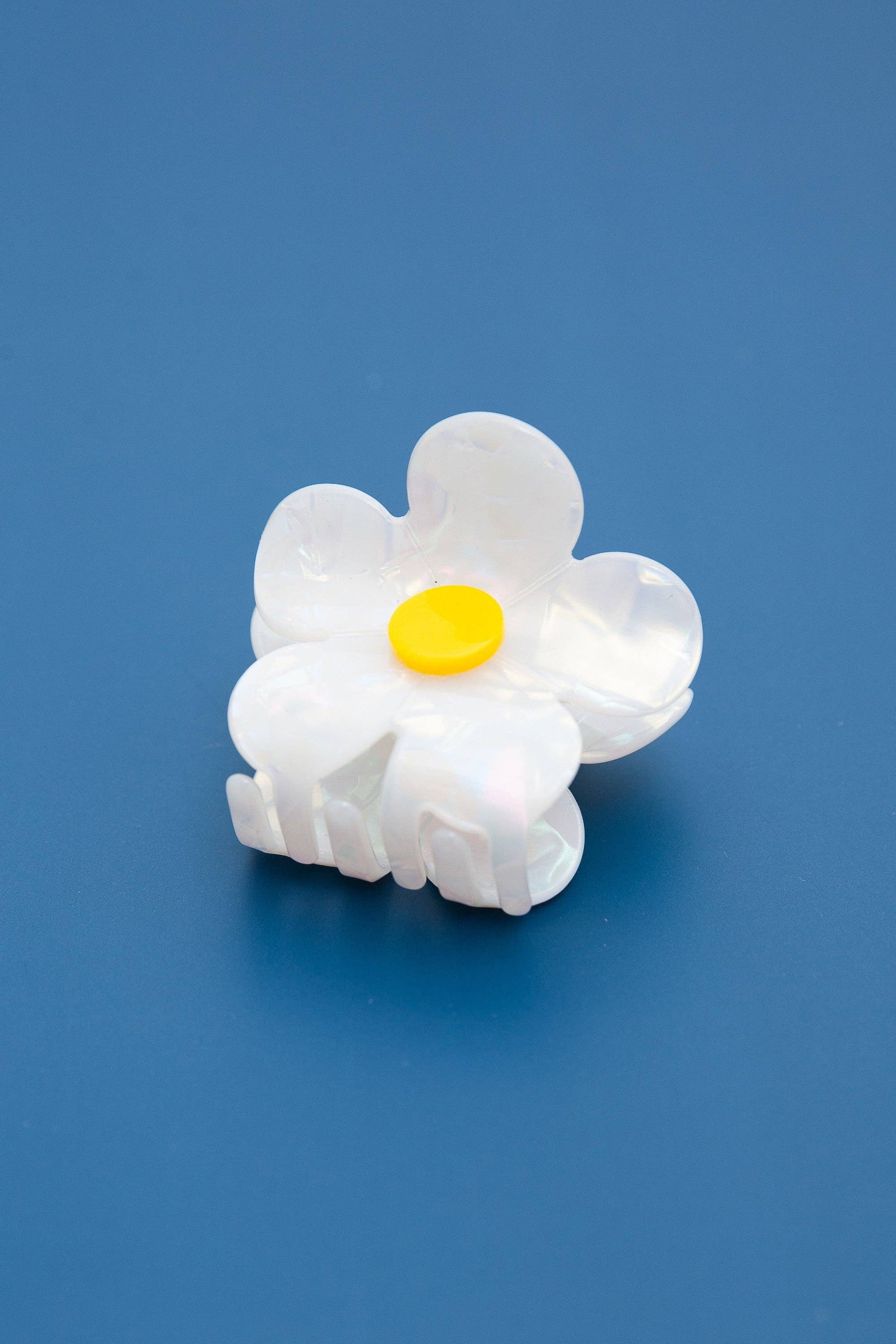 FLOWER CELLULOSE HAIR CLAW CLIPS  | 40H585: WHITE JOSSLYN by Wall to Wall