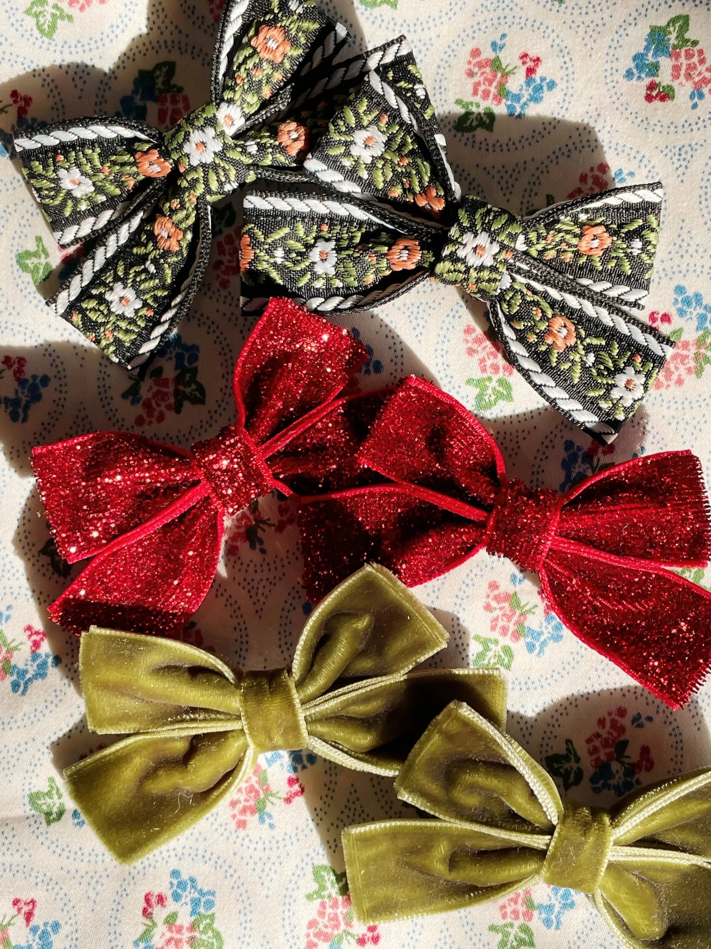 KS104188 6 PACK MICKI BOW HAIR CLIPS - Red/Green Konges