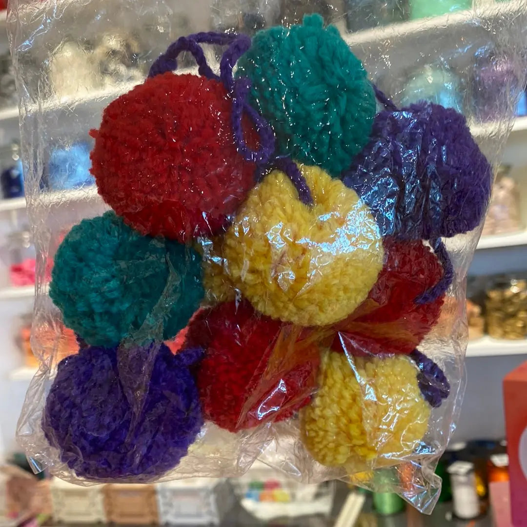 Christmas fun Pom Pom Garland thepartyville